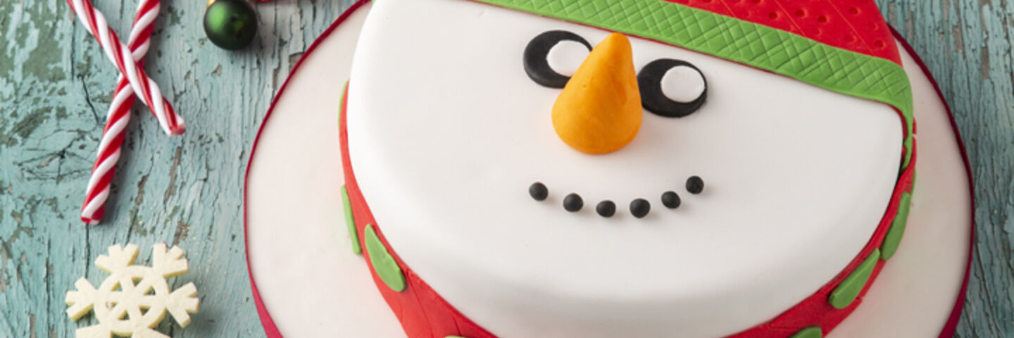 Snowman And Snowflakes Birthday Cake - CakeCentral.com