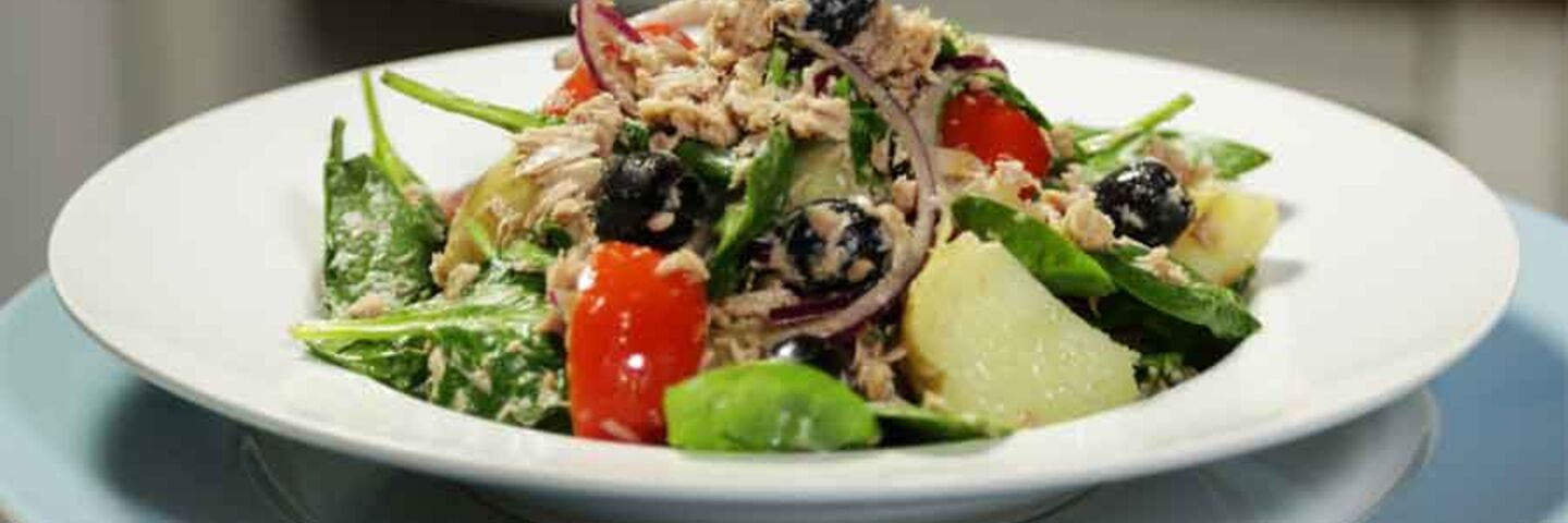 Tuna and tomato spinach salad recipe