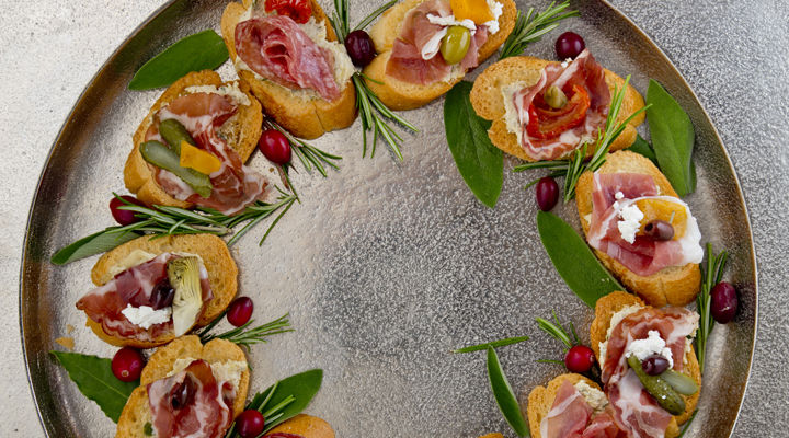 Savoury Edible Wreath with Artichoke and Goats' Cheese Dip