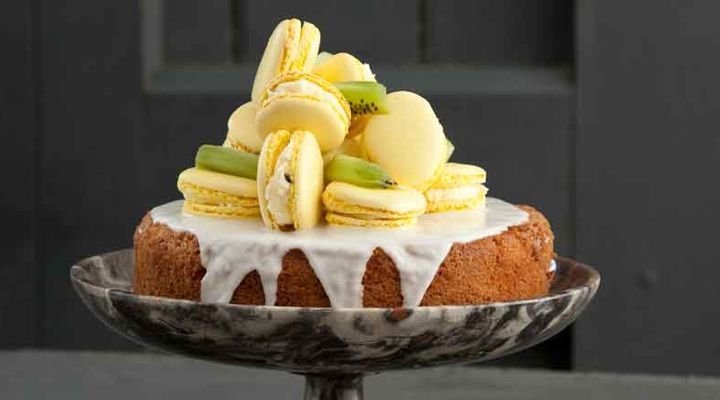 Lemon sponge with macarons