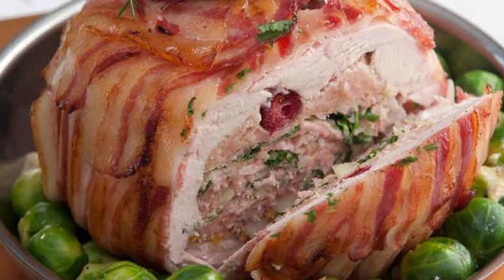 Streaky bacon and turkey bombe with stuffing