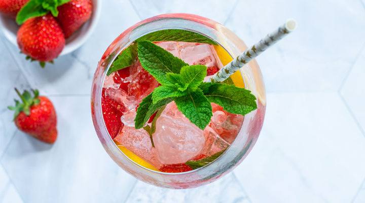 Strwawberry bombay and tonic cocktail