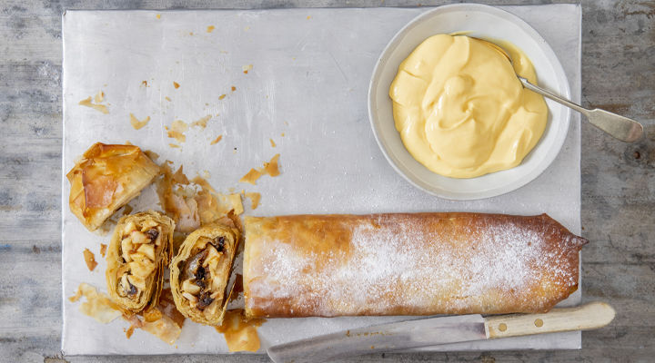 Apple & Christmas pudding strudel