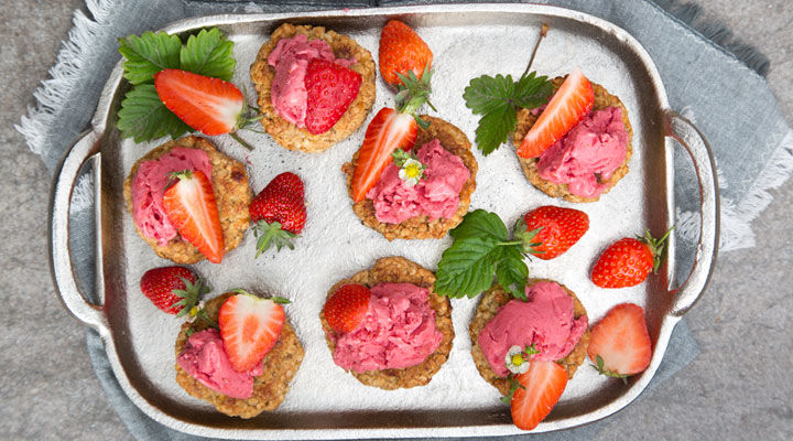 Oaty Cookie Strawberry 'Nice Cream' Sandwiches