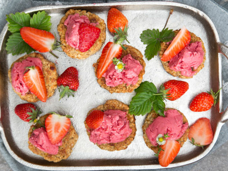 Oaty Cookie Strawberry 'Nice Cream' Sandwiches