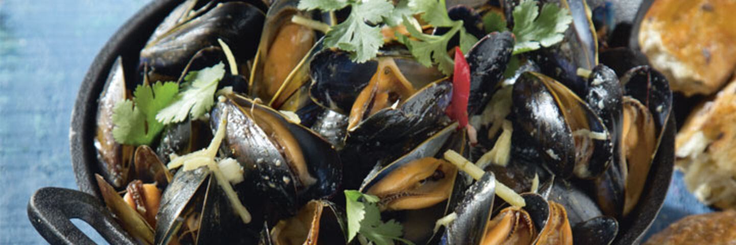 Thai-Style Mussels with Crusty Bread
