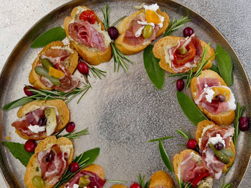 Savoury Edible Wreath with Artichoke and Goats' Cheese Dip